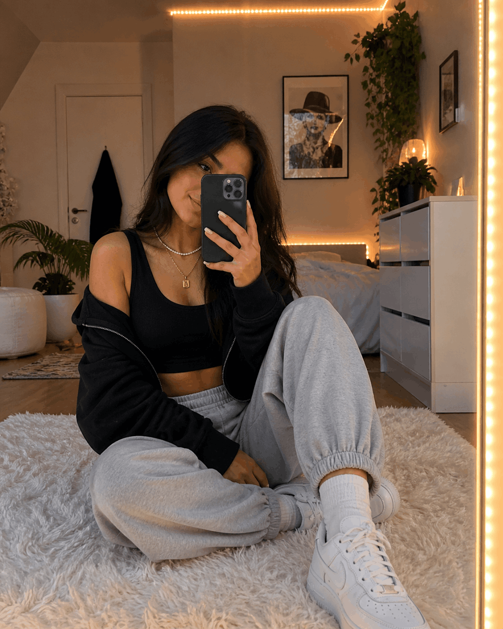 Cute and easy selfie poses for girls mirror