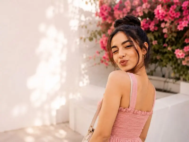 The Over-the-Shoulder Pose