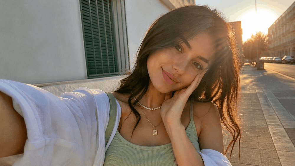 Easy selfie poses for girls